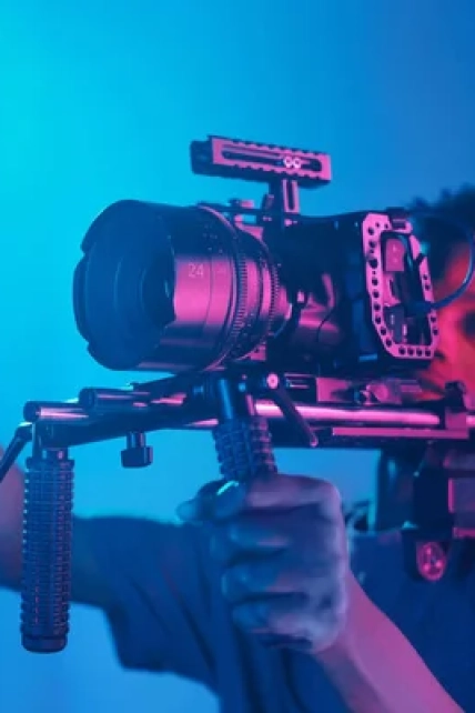 depositphotos_677112518-stock-photo-professional-cameraman-showing-thumb-process